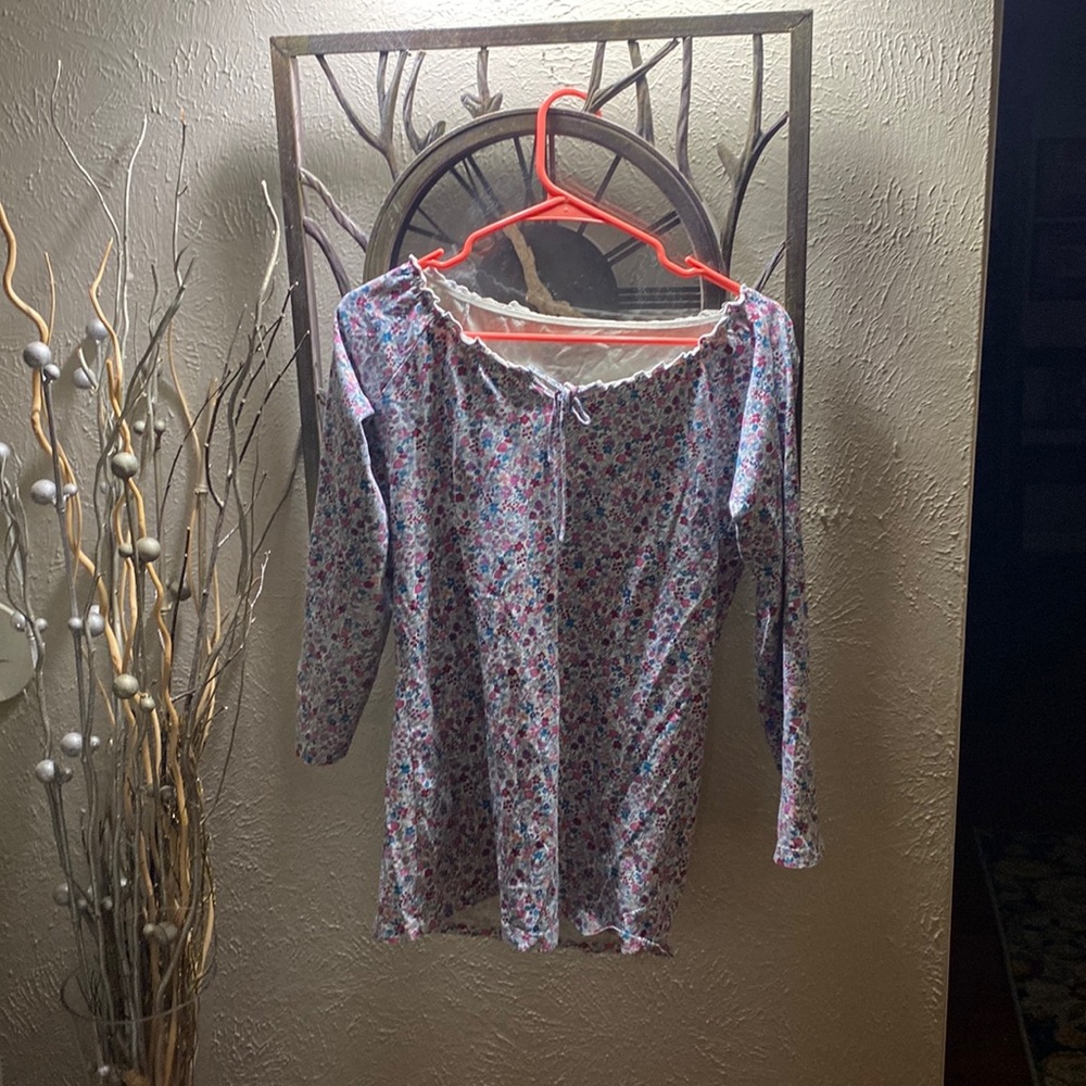 Womens long sleeve medium top floral design